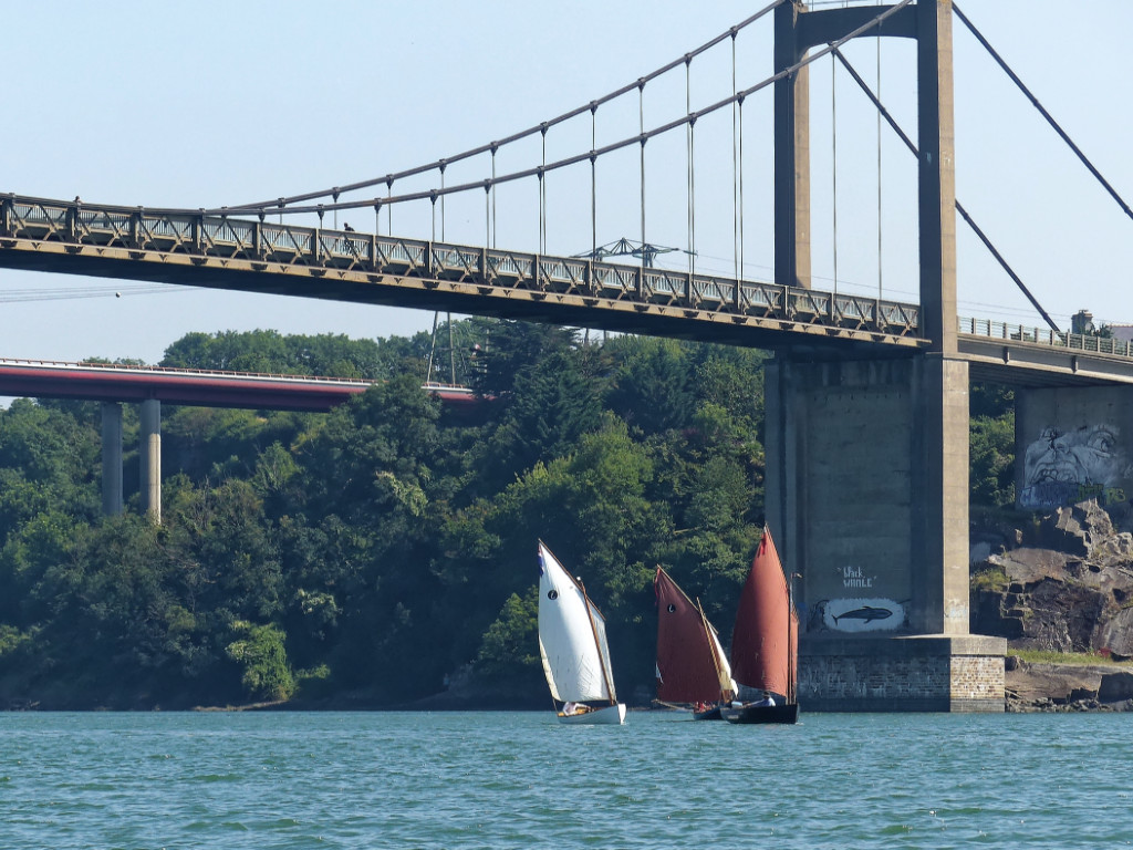 Trois Ilur sous le pont Saint-Hubert.