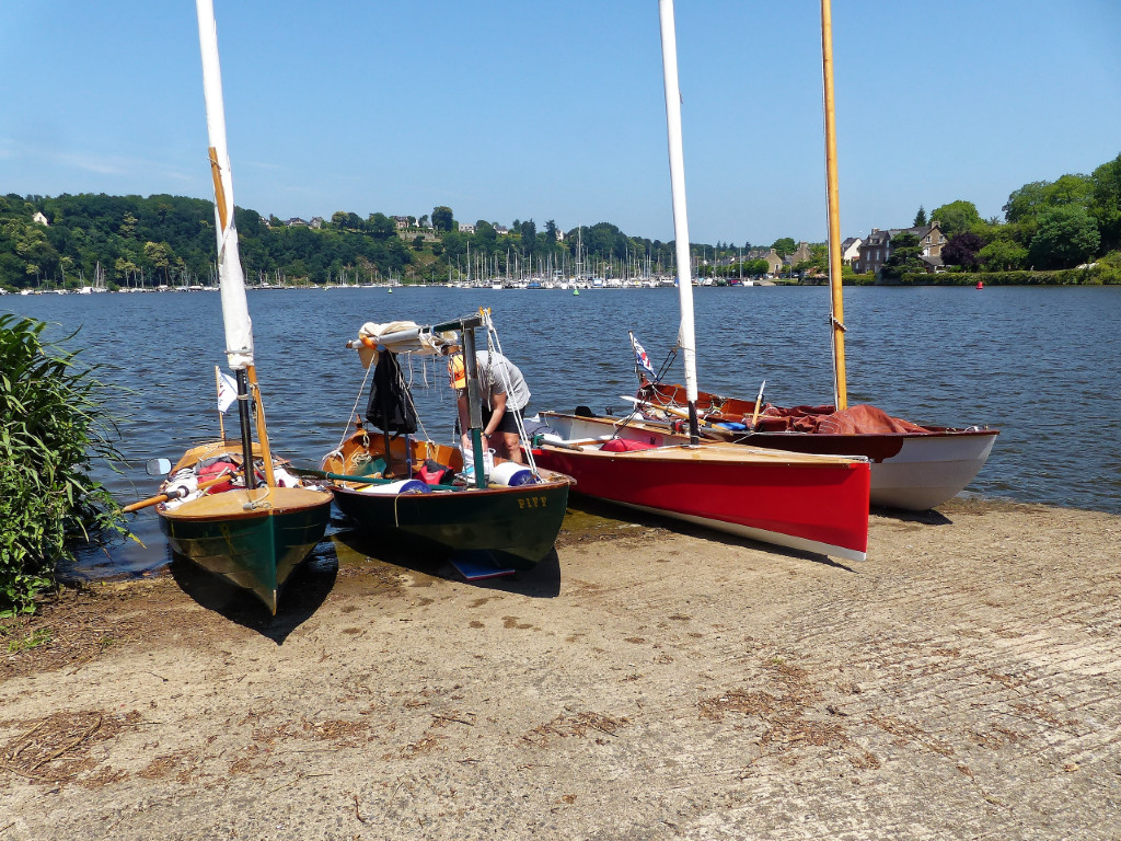 Ceux qui n'ont pas trouvé de place au petit ponton se posent sur la cale. 