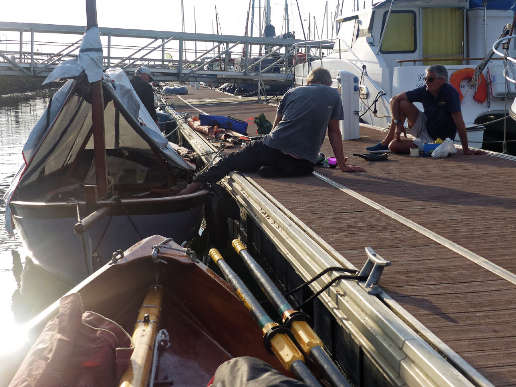 Pas de photos du bivouac de jeudi soir à Taden, ni de la sortie de la Rance et de la remontée jusqu'au port des Bas Sablons le vendredi. Le programme nous faisait normalement remonter (au près) jusqu'à Rothéneul, mais seuls 4 bateaux l'ont fait, tous les autres se sont arrêtés aux Bas Sablons car le clapot désordonné et le vent de force 5 étaient à la limite supérieure d'une majorité de la flottille. Ici, c'est le diner sur un ponton des Bas-Sablons avec Pierre, William et Yves (dont on ne voit qu'un morceau à bord de "Truk".)