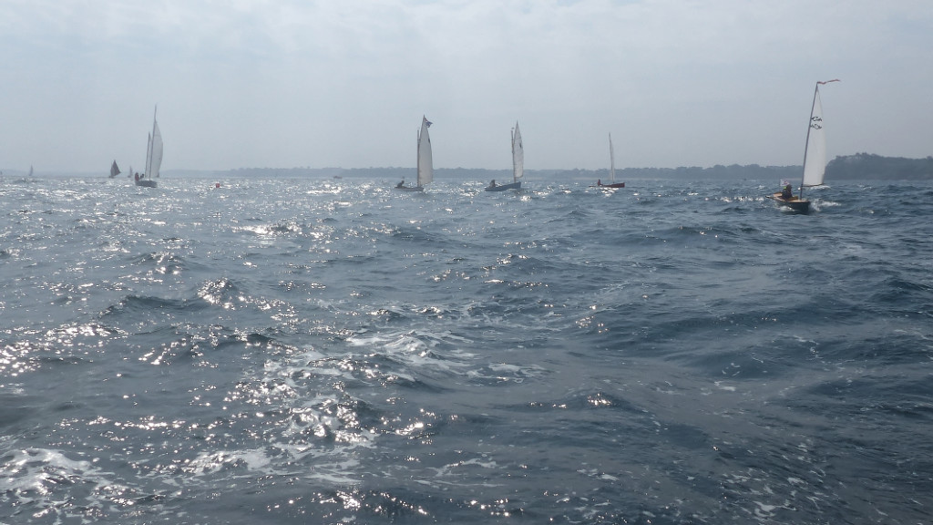 On voit que le clapot de la baie de Saint-Malo et très désordonné : au portant, tout va bien, mais au près il fait souffrir nos petits bateaux... 