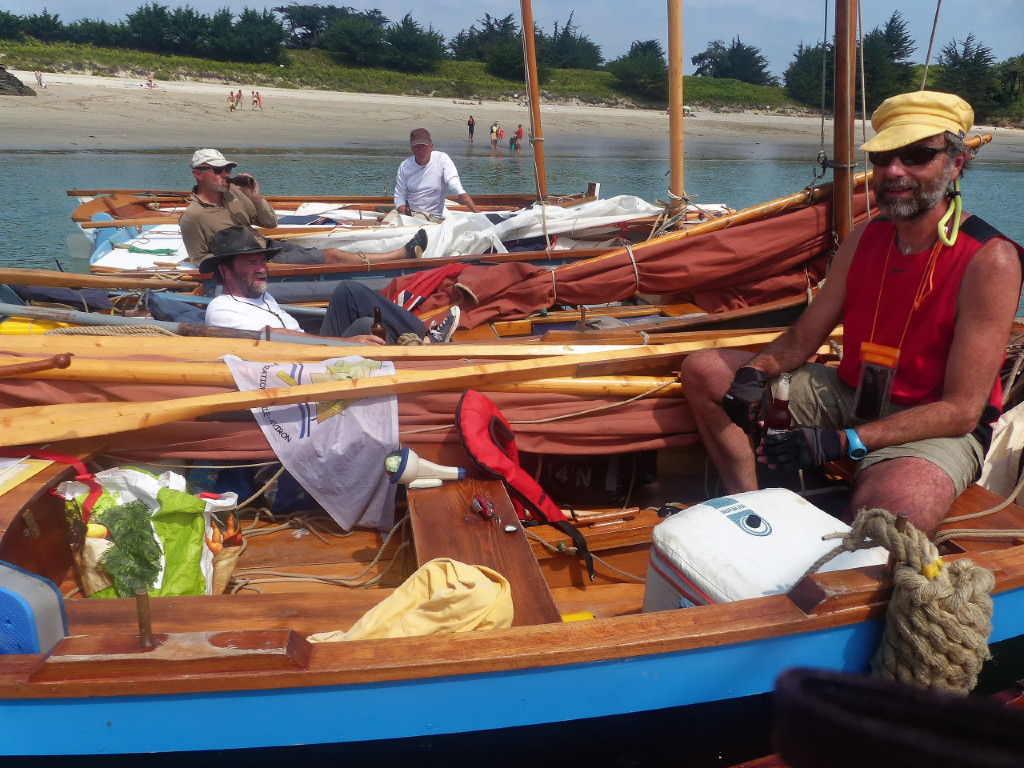 Déjeuner au mouillage devant l'île des Hébihens. Emmanuel nous raconte l'odyssée des bouteilles de bière la veille à Rothéneuf, avec la participation d'Alban. 