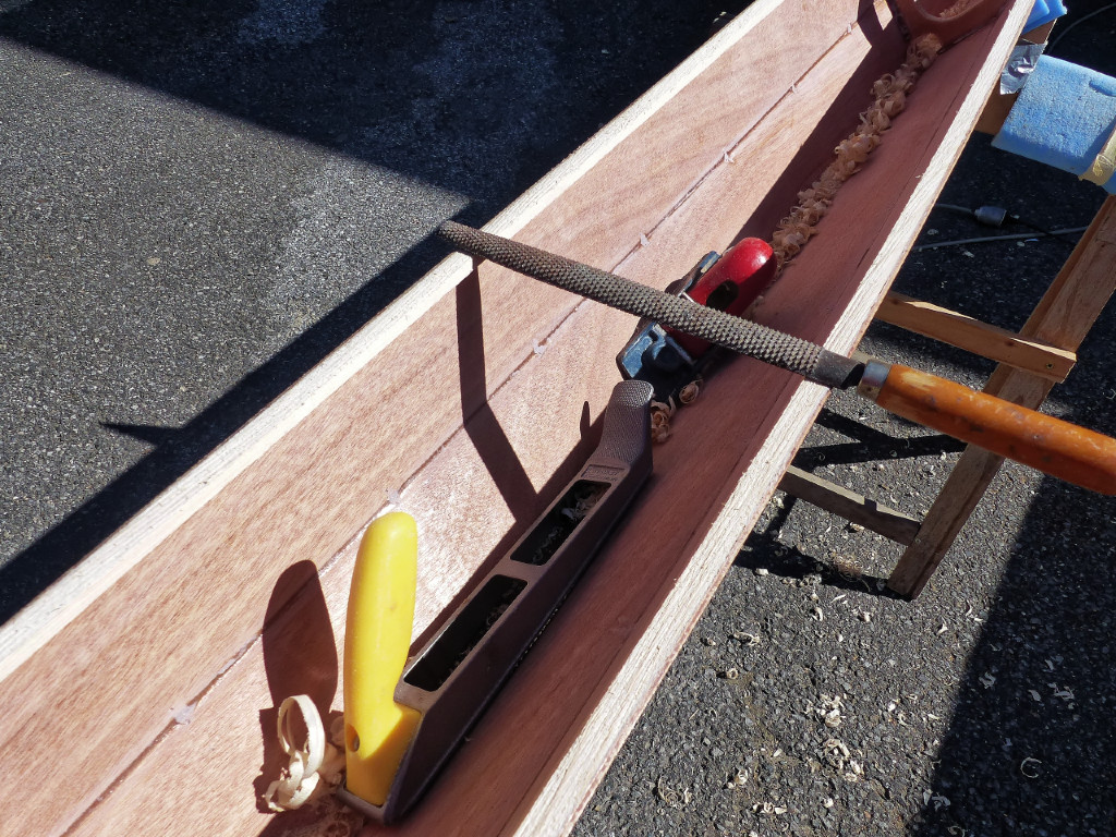 Je d&eacute;grossis au rabot &agrave; main, puis au surform et je termine &agrave; la r&acirc;pe. 