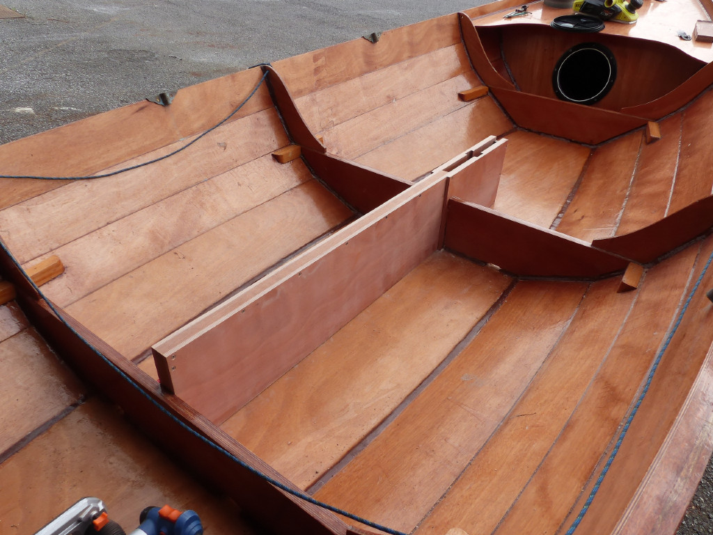 Voil&agrave; le puits en place. Il sera viss&eacute; et coll&eacute; sur la cloison 3. On voit que malgr&eacute; la finesse de la d&eacute;rive, il est plus haut que les cloisons, qui ne font que 17 cm de hauteur. 