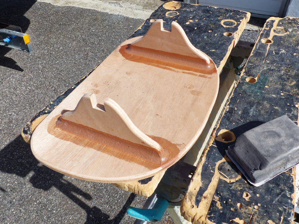 Ce si&egrave;ge sera coll&eacute; en travers du puits de d&eacute;rive sur la cloison 2, afin de permettre de ramer, car les bancs des cloisons 2 et 3 seront inutilisables. 