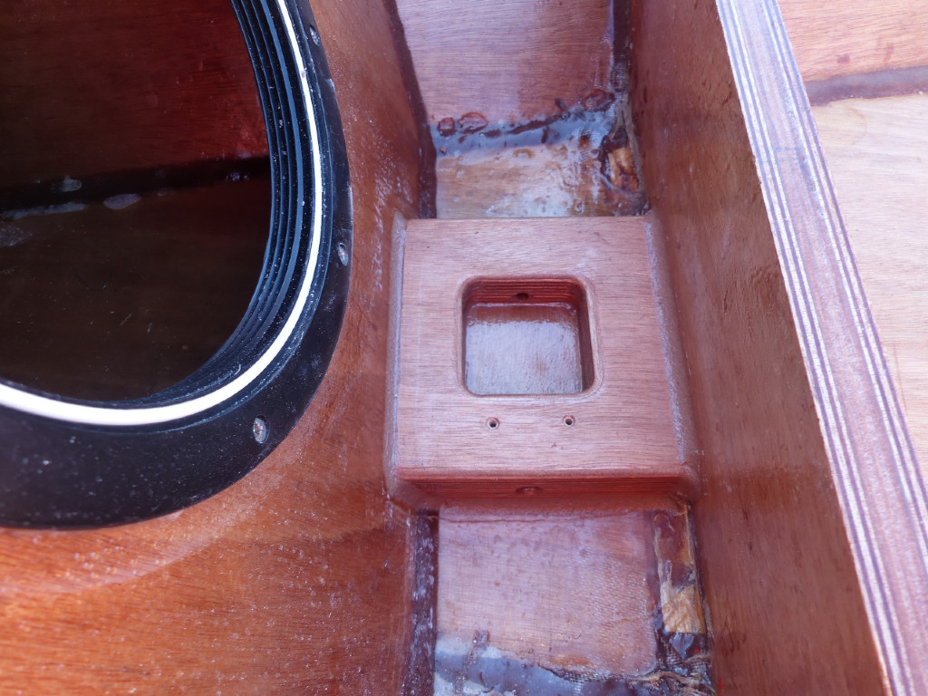 J'ai aussi viss&eacute;-coll&eacute; le pied de m&acirc;t. Notez les petits trous d'&eacute;coulement au fond de la cuvette du pied de m&acirc;t. Les deux trous sur le dessus servent &agrave; tenir le pontet du palan d'amure de la misaine. 