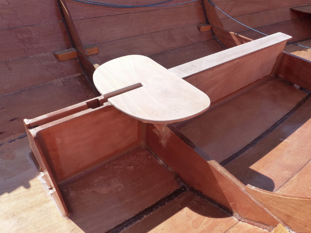 J'ai ouvert la partie du si&egrave;ge qui couvrait la fente d'insertion de la d&eacute;rive. En effet, celle-ci doit &ecirc;tre ins&eacute;r&eacute;e comme une d&eacute;rive sabre, et elle peut ensuite pivoter comme une d&eacute;rive ... pivotante ! 