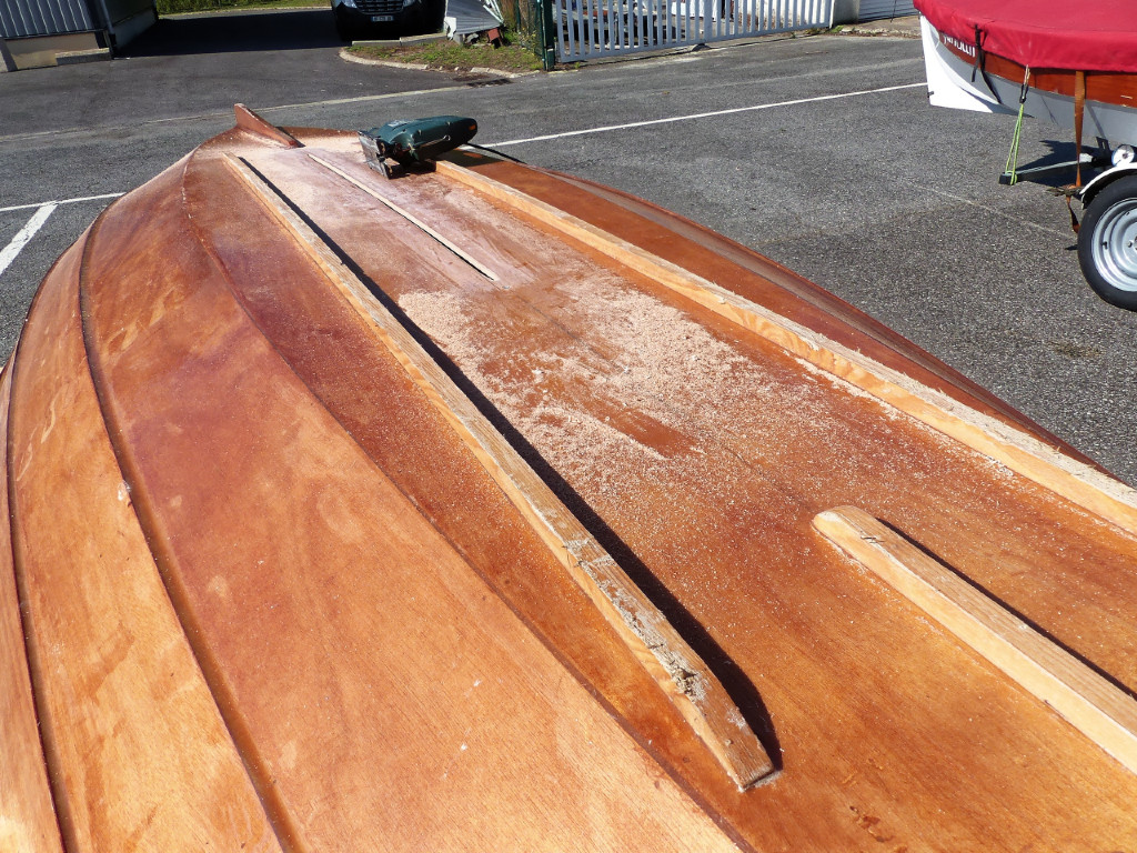 Ouverture du passage de la d&eacute;rive &agrave; travers la sole : je commence par deux traits de scie sauteuse...