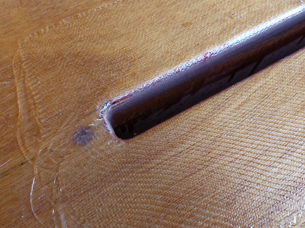 Je termine en renfor&ccedil;ant l'ar&ecirc;te en posant une bande de tissu de verre.