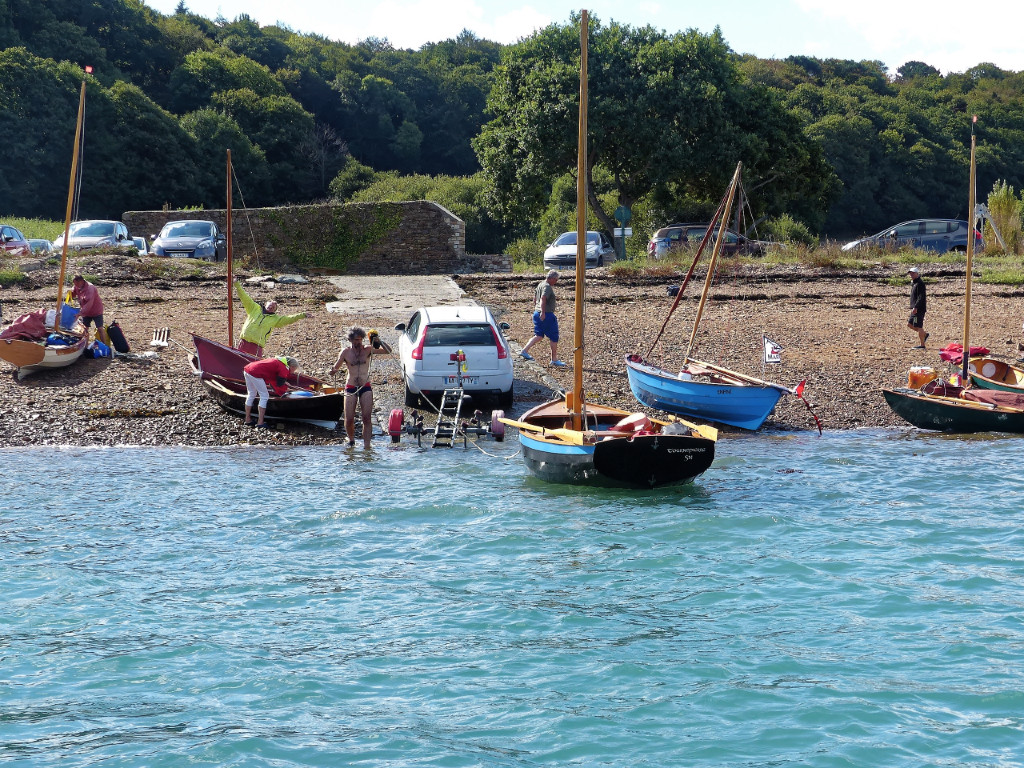 Emmanuel n'a pas hésité à se mettre à l'eau pour aller mouiller "Tournepierre" à une vingtaine de mètres du rivage. 