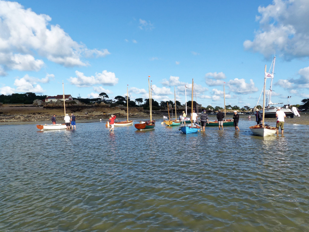 Nous accompagnons le flot pour aller mouiller les bateaux un peu à l'intérieur, afin qu'ils soient un peu plus abrités. 