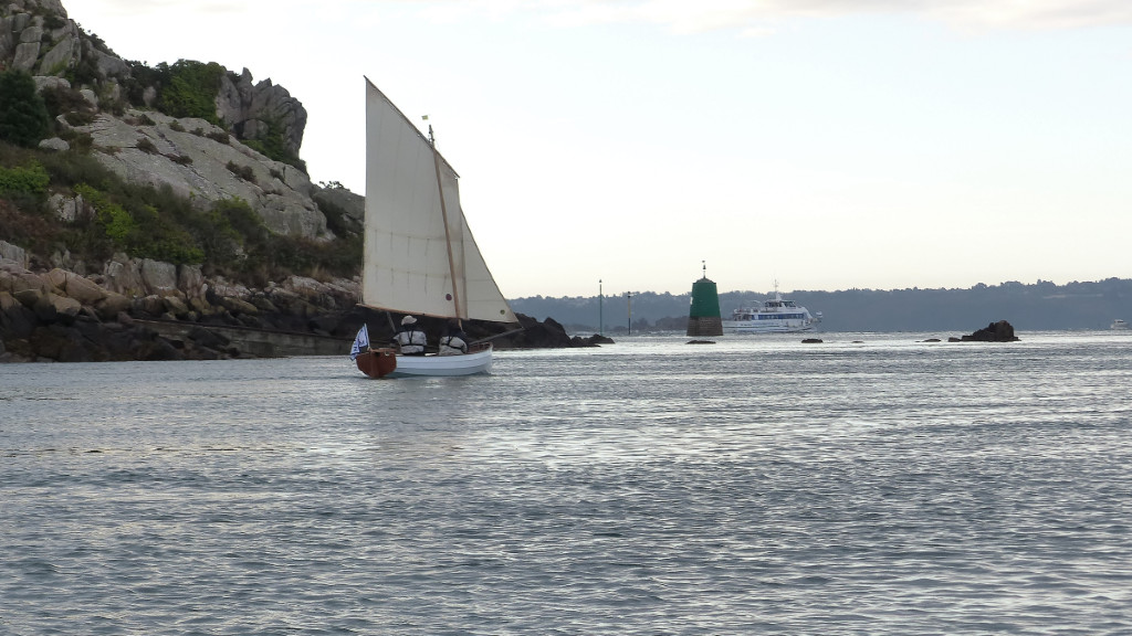 "Tribur Armor II" devant la pointe du Goaréva. On aperçoit une des premières navettes de la journée qui s'en va vers la pointe de l'Arcouest. 