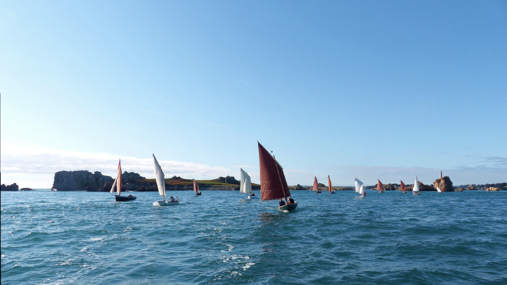 La flotlille en route vers le phare du Paon, à la pointe nord de l'ile.