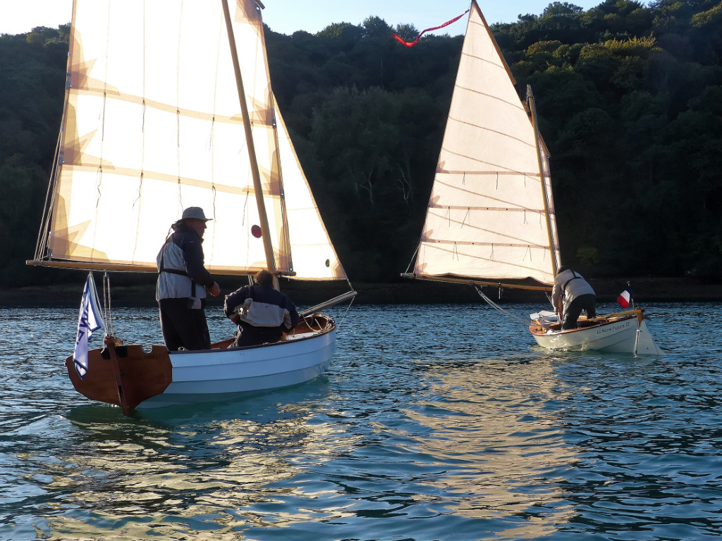 Je profite d'un arrêt pour regroupement de flottille pour faire cette photo des voiles à contre-jour. 