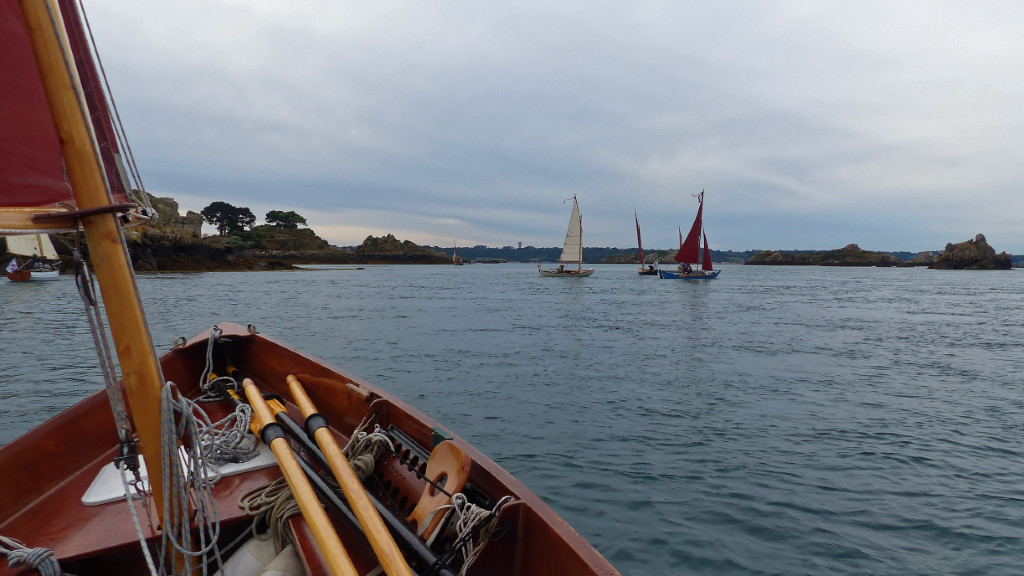 Dimanche matin, on reprend la mer une dernière fois pour retourner à l'anse du Ouern sortir les bateaux. 