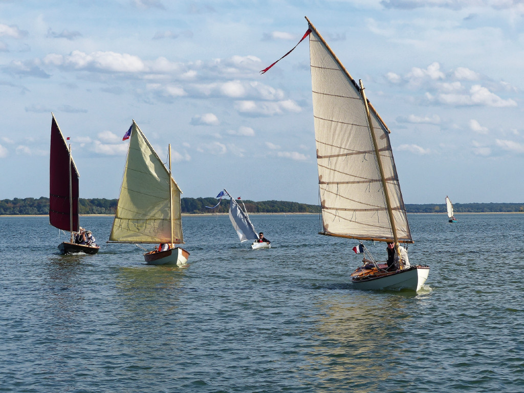 "Galaad", le Skerry "Yser" de Pierre, le canoë "Tasu" de Marco "La Marie Pupuce II", et au loin le PassageMaker Dinghy "Queen Minnie" de Manu.