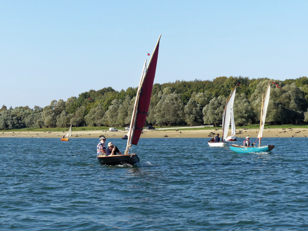 Nous remontons au près bon plein devant la presqu'île de Larzicourt. 