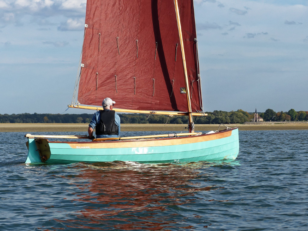 Paul et son "Silmaril". C'est un plan de François Vivier sur un cahier des charges Arwen Marine. Très élégant et rapide à la voile comme à l'aviron. 