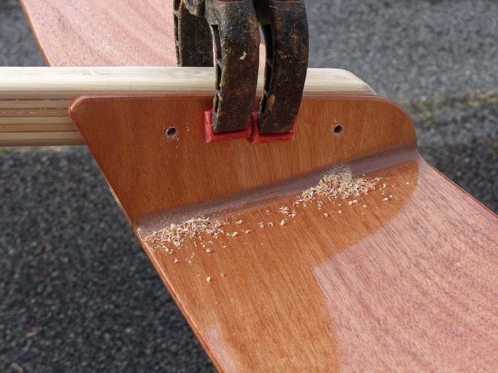 Au bout des bras, la liaison avec les flotteurs est effectu&eacute;e gr&acirc;ce &agrave; des boulons inox passant &agrave; travers le bras et le haut des deux cloisons du flotteur. 