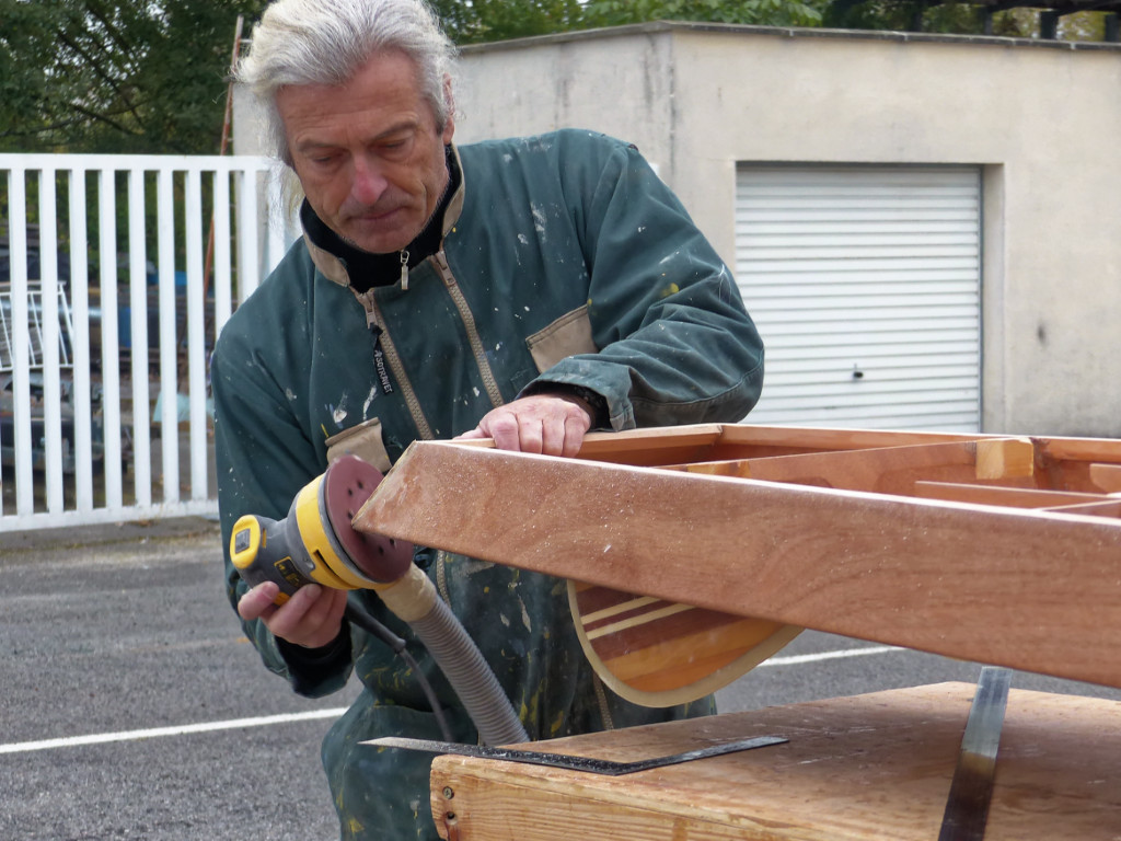 Le tableau sera aussi stratifié en même temps que le pont, et Frédéric arrondit toutes ses arêtes.