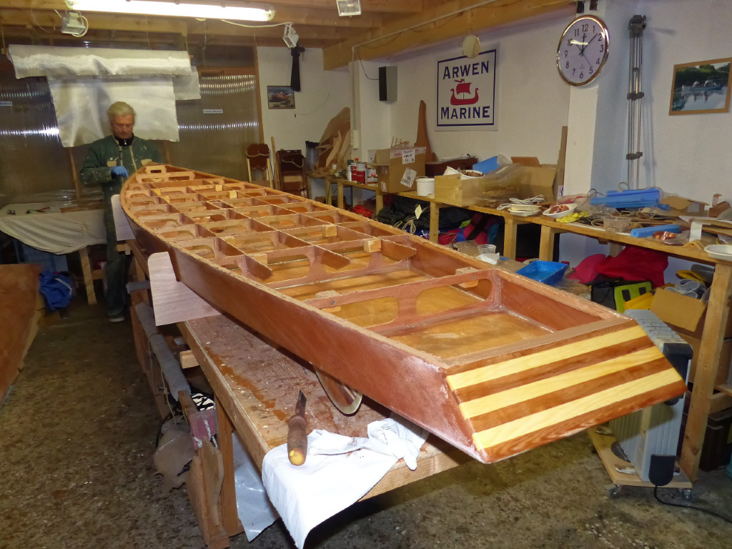 Toutes les surfaces de contact avec le pont sont encollées à l'époxy chargée à la consistance de la crème de marrons. 