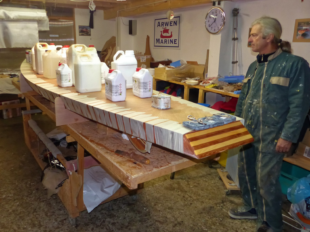 Entre les poids de plomb, les pots de peinture, les bidons de résine et d'eau, il y a largement 50 kg sur la planche. 