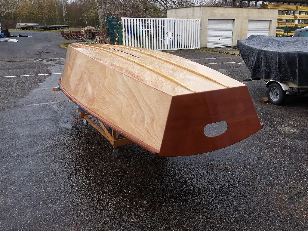 Je suis encore sorti pour poncer ces retouches d'&eacute;poxy et je passe la coque &agrave; grande eau (qui est liquide car il refait un peu plus chaud, chance !) afin de la d&eacute;poussi&eacute;rer compl&egrave;tement. 