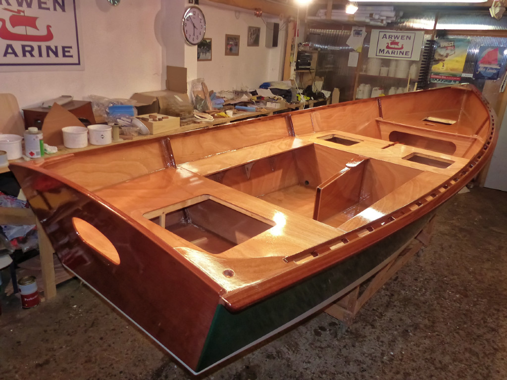 Je ferai les deux dernières couches en incorporant l'additif matant à 50% du vernis afin d'obtenir une finition satinée, qui fera nettement moins clinquant que sur cette image. 