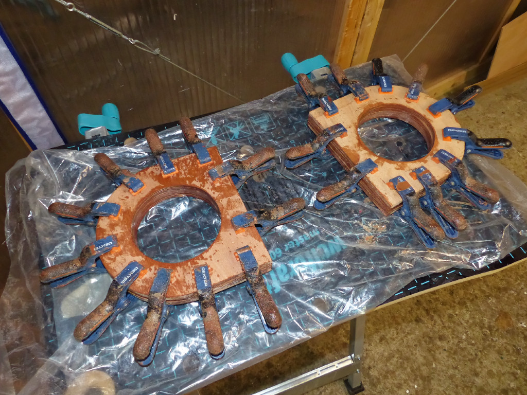 Voici les kiosques nouveaux, faits de trois épaisseurs de CP de 9 mm. 