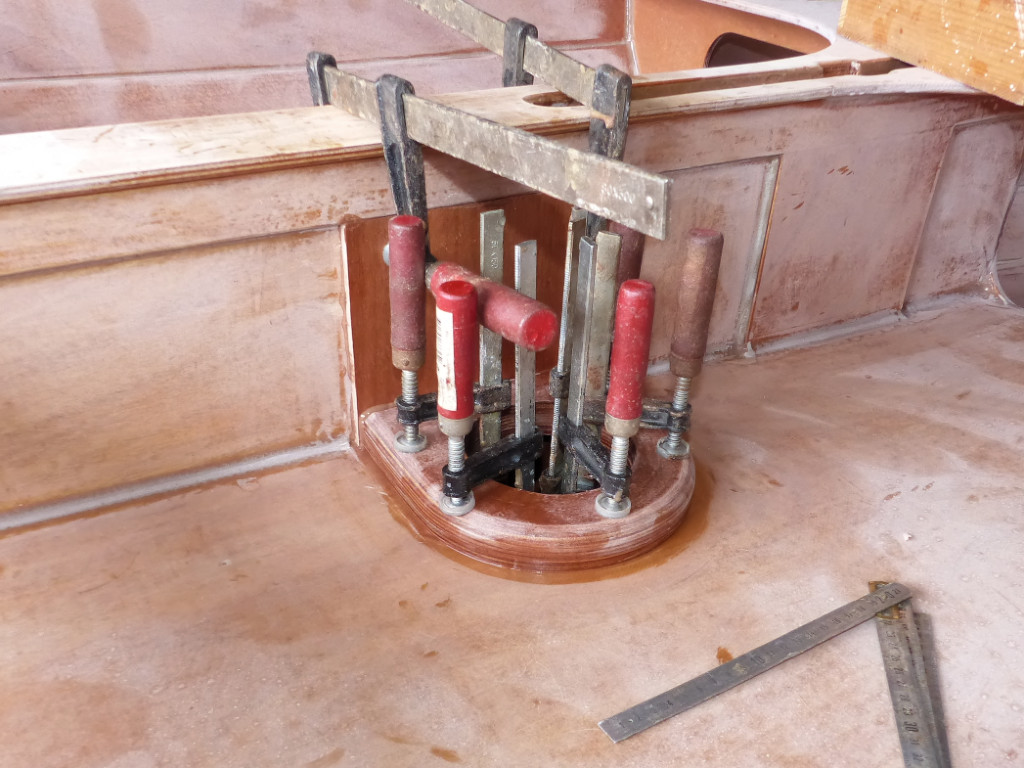 Collage du nouveau kiosque tribord, avec une plaque de doublage pour habiller le puits et dissimuler les traces de l'ancien kisoque.