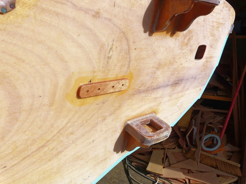 Hop ! un petit coup d'époxy sur la cale du fémelot.