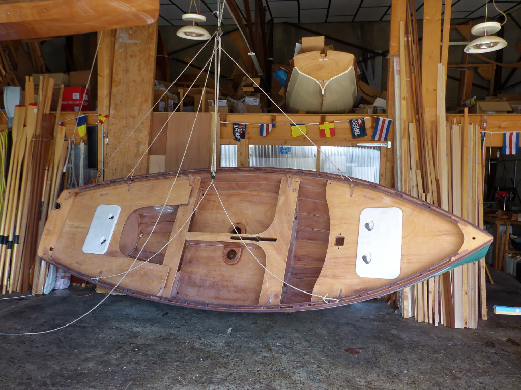 Je mollis complètement le palan tribord après avoir enlevé la remorque. Notez que j'ai démonté tout l'accastillage en vue du vernis, sauf les quatre trappes qui sont collées par le mastic silicone et que j'ai peur de casser en les démontant (je ne vous réexplique pas comment démonter...) 