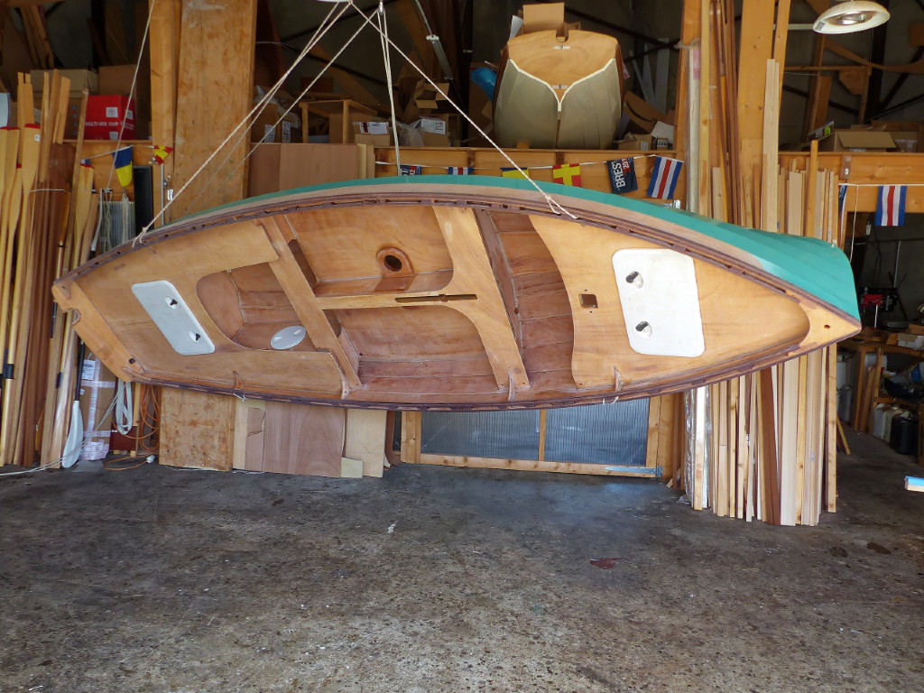 Je décroche le palan tribord et le raccroche de l'autre côté de la couqe, puis j'embraque à mi-course. 