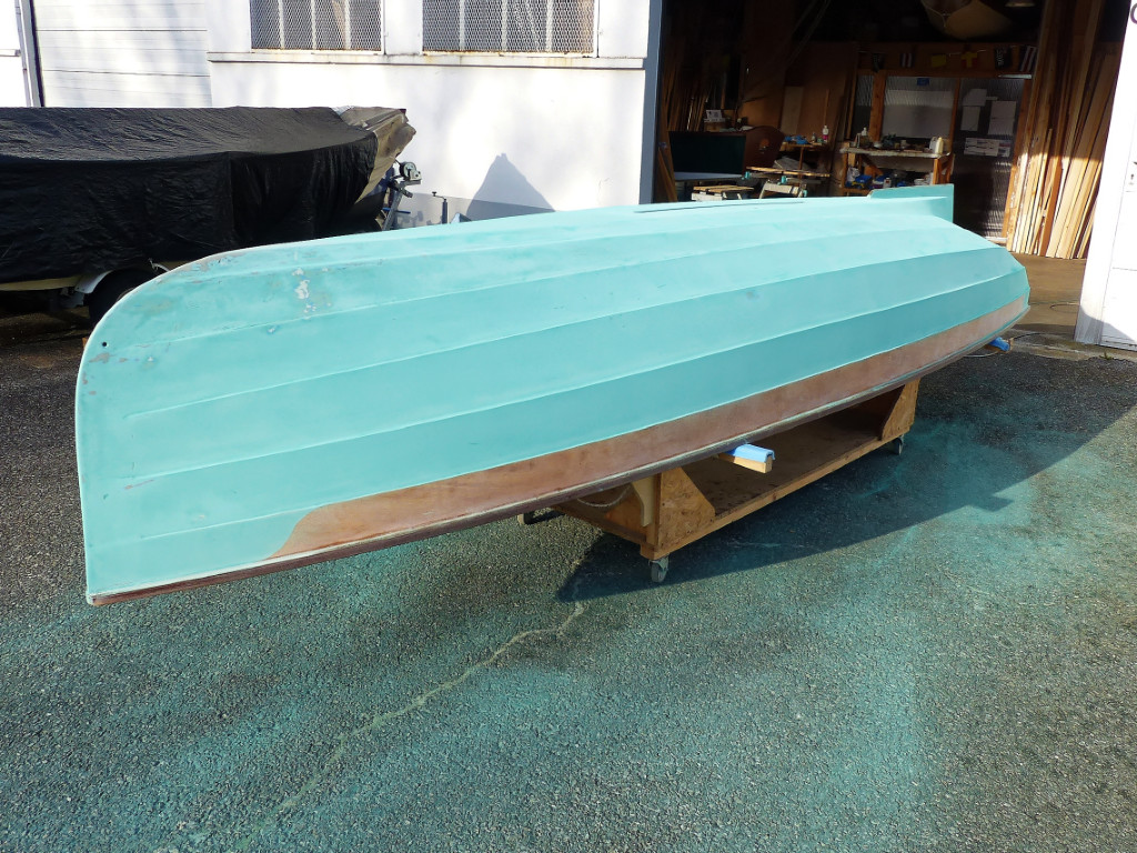 Je passe un bon coup de ponceuse sur la peinture afin de la dépolir pour que la nouvelle peinture accroche dessus. C'est un gors avantage des peintures PU bi-composant : elles accrochent tellement bien qu'il ny pas besoin de décaper. Par contre, les voisins sauront que j'ai poncé du vert... 