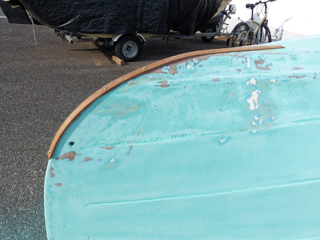 La zone du brion est nettement plus abîmée que le reste de la surface, du fait des contacts avec la remorque lors des opérations de lancement et reprise. Du coup, je vais ajouter un 70 cm de bande-molle pour protéger cette zone et donner un appui qui ne souffrira pas (ou nettement moins). JE commence par couper un bout de latte de sapelli assez fin pour le cinter sur le brion.