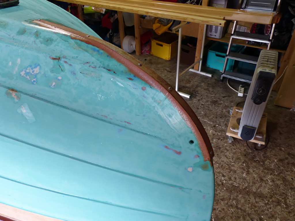 J'utilise mon bout de latte comme guide pour épaissir le brion en ajoutant de l'époxy chargée afin de créer une bande aussi large que la bande-molle que je visserai-collerai dessus. 