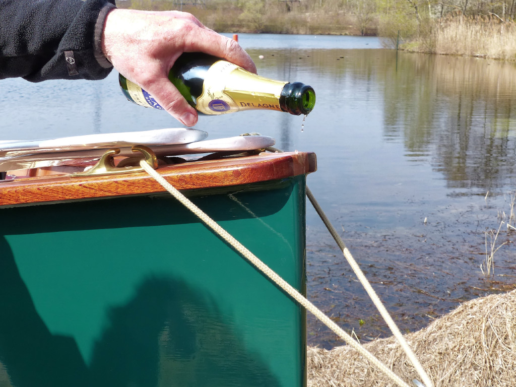 Comme ce n'était pas réellement le baptème officiel, je n'avais pas apporté de champagne, mais Gérard (l'homme qui a un atelier complet avec outillage électrique dans le compartiment avant de son Skerry) avait pensé à apporter une demie bouteille de champagne qui a parfaitement fait l'affaire pour ce pré-lancement ! 