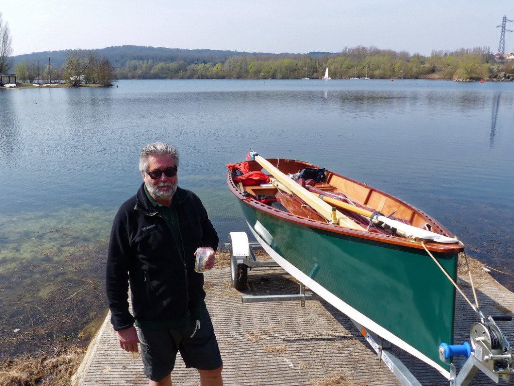 Est-ce que je suis content d'être là, à côté de mon nouveau bateau avec un fond de verre de champagne tiède ? A aller enfin essayer ce bateau après toutes ces semaines et ces mois à le construire dans l'adversité, a souffrance, le froid, la neige, l'obscurantisme, l'indigence, l'illettrisme, la consanguinité et la montée du populisme ? Oui, un peu ! 