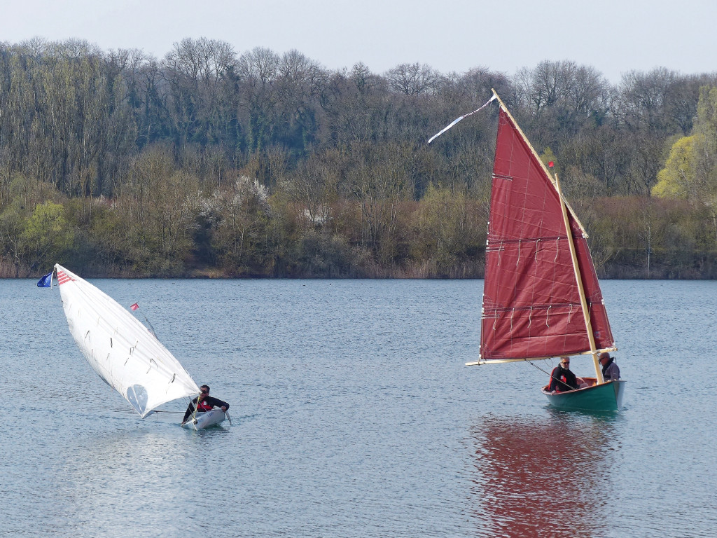 Et voici justement Marco à bord de son kayak à voile improbable. Pour ceux qui ont raté des épisodes, Marco a construit lui même son kayak en tôle d'alu qu'il a pliée et rivetée tout seul. Son choix de gréement à voile latine est à la fois affectif (les parents de Marco sont italiens) et raisonné (centre de voilure très bas). 