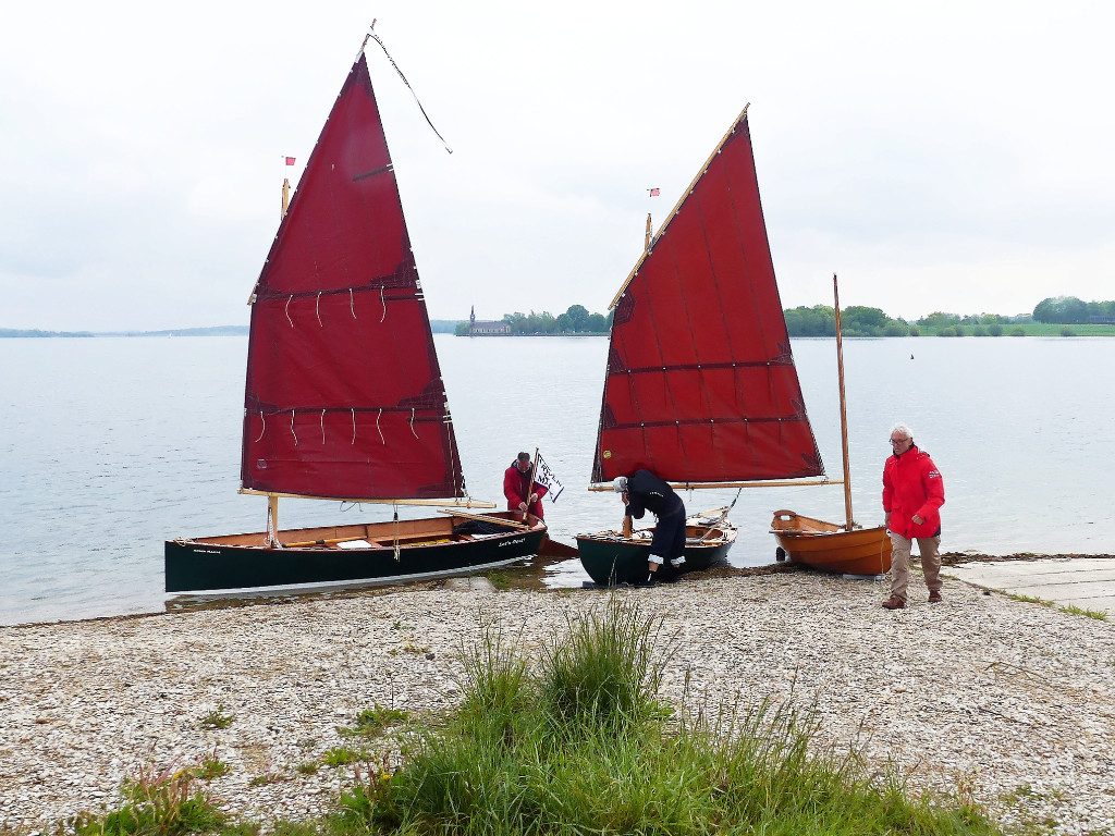 Certains participants sont arrivés dès le mercredi (1er mai), quelques autres le jeudi, mais la plupart des participants est arrivée vendredi, soit dans la matinée, soit en début d'après-midi. une dernière demi-douzaine de bateaux est arrivée le samedi matin. Sur cette image, de gauche à droite : mon nouveau bateau, le Goat Island Skiff "Let's Goat!", le Skerry Raid "Truk" d'Yves et le Doryplume "Prise de Ris'k" de Bernard. 