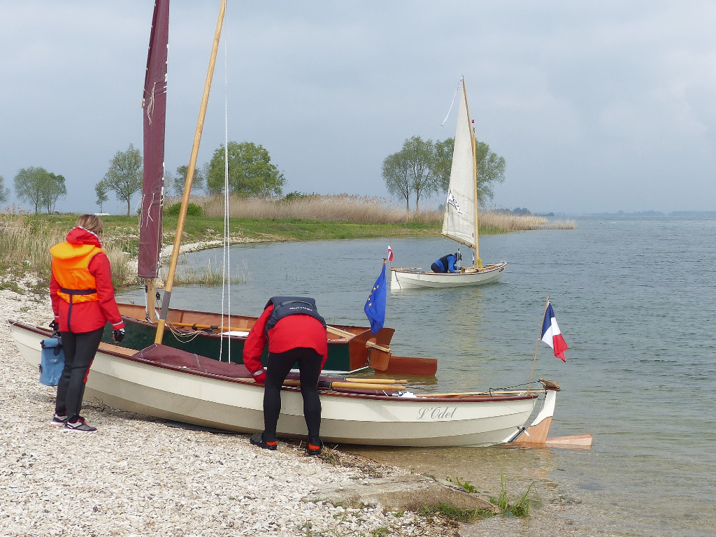 Jean-François s'affaire à préparer son Skerry "L'Odet", tandis que Patrick vient de démarrer avec son Skerry Raid "Manpernick". J'ai entendu dire que si leurs projets se concrétisent, on risque de les voir chacun avec un Silmaril l'an prochain... 