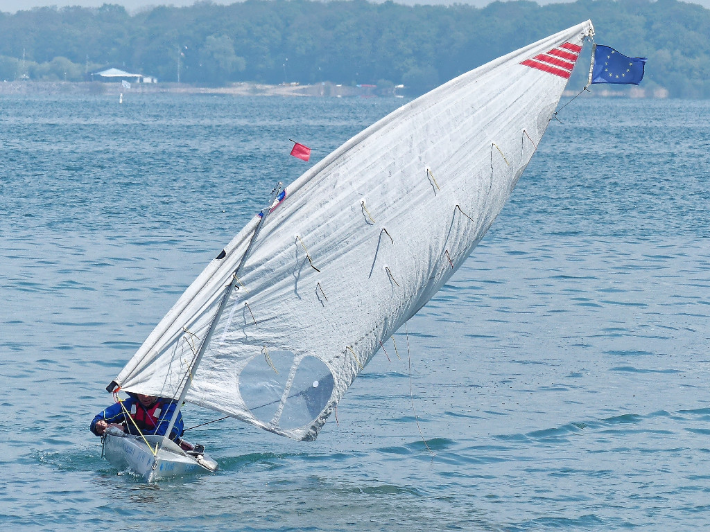 Le canoë de Marco "Tasu" et sa grande voile latine. Je prends les paris de tous ceux qui parient que Marco va chavirer à la première risée, ça ne lui arrive (presque) jamais, contrairement à ce qu'on pourrait croire... 