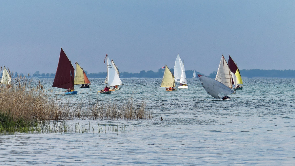 Nous avons donc loupé les dates prévues pour le Rassemblement Arwen Marine 2020, qui devait avoir lieu le weekend dernier, du 1er au 3 mai... Mais ce n'est que partie remise, nous nous retrouverons avec d'autant plus de plaisir du 2 au 4 octobre prochain, car nous joindrons nos forces à celles de "Entre Terre et Der", sur le lac du Der à marée basse (enfin, plutôt mi-marée, il y encore tout plein d'eau pour s'amuser dessus !) 