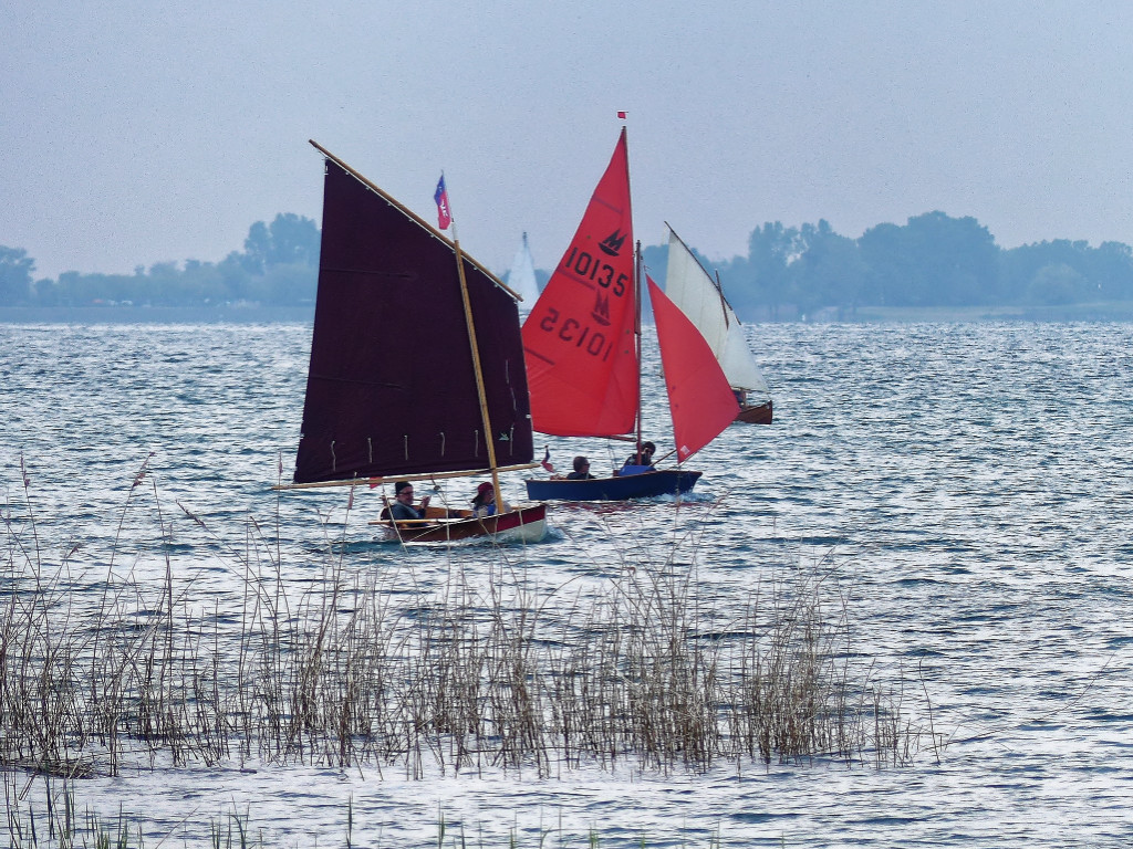 Le Skerry "Pirate du Rhône" et le Mirror "Mussel" masquant partiellement le Doryplume "Prise de Ris'k". Notez l'effet du zoom qui parait enfoncer les bateaux comme s'ils étaient surchargés en compressant leur sillage. 