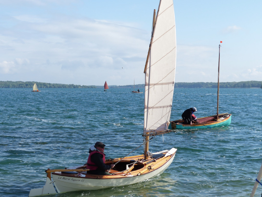 "La Marie Pupuce II" prend la mer (laissez-moi, on en a déjà parlé), ainsi que "Guinevere", qui s'éloigne de la plage à l'aviron, comme "Mounouf" que l'on aperçoit au loin, près de "Truk". A gauche au loin, c'est "Yser". 