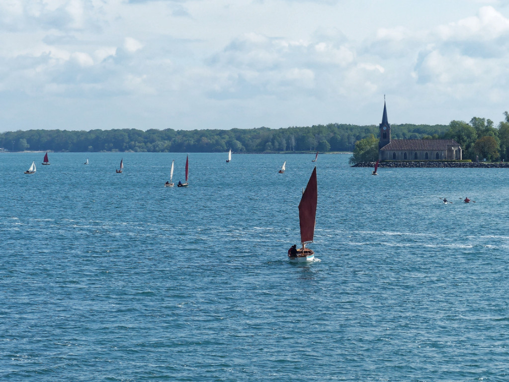 "Solest" devant une partie de la flottille bien éparpillée, en route vers le Vieux Der, derrière la pointe de l'église. 