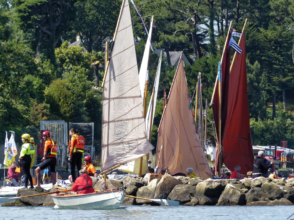 Gérard s'échappe à son tour sur son Skerry Raid en obliquant le long de l'enrochement du côté de l'ile. 