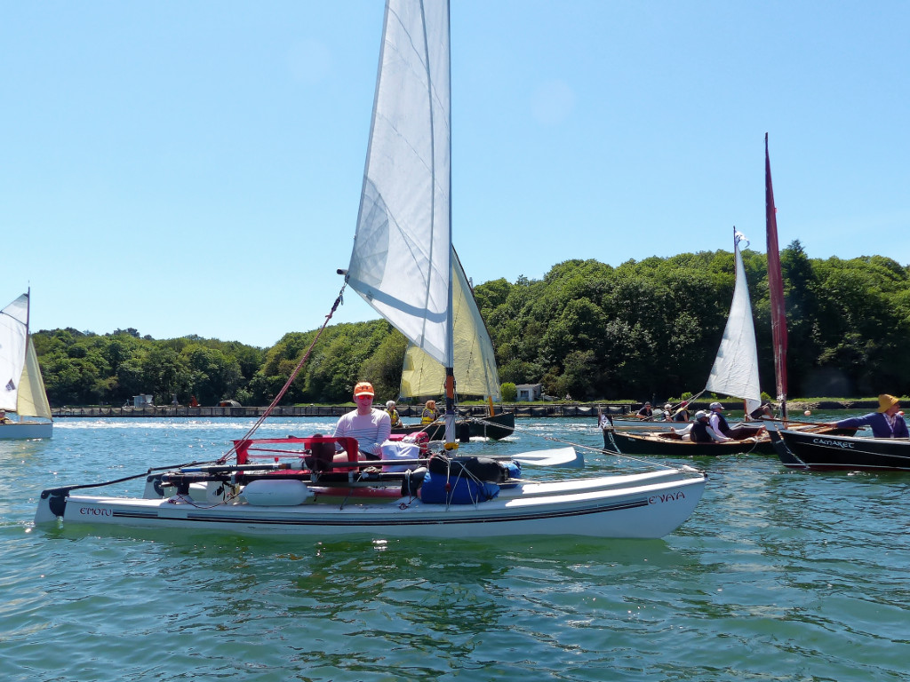 Un OFNI se mêle à la flottille des voile-avirons : le Hobie Cat 16 (très) modifié par Jean-David pour en faire un bateau de raid en voile-avirons : nouveau gréement à mât enrouleur, largeur réduite, tranpoline rigide, etc. 