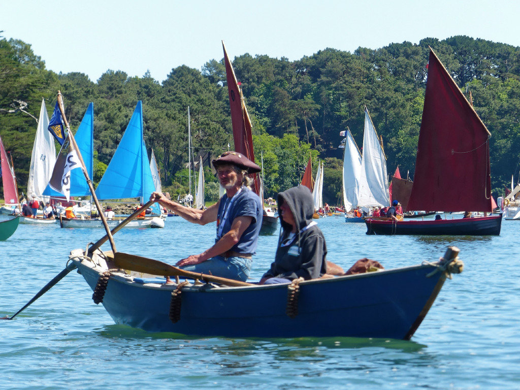 Ils s'appellent eux-mêmes "les gueux", et ils ne manquent pas un évènement maritime, toujours à la rame ou à la godille sur leur Doryplume ! 