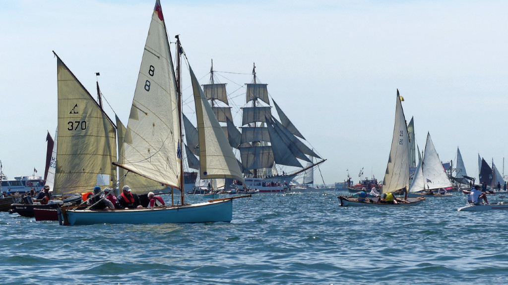 On aperçoit de beaux gréements au milieu de cette foule de voiles.