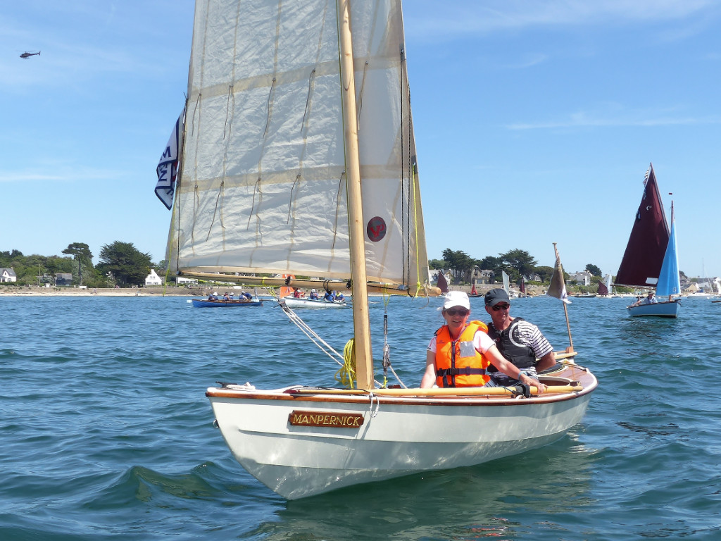 Agnès et Patrick attendent le top départ de la parade du samedi, à bord de leur joli Skerry Raid "Manpernick".